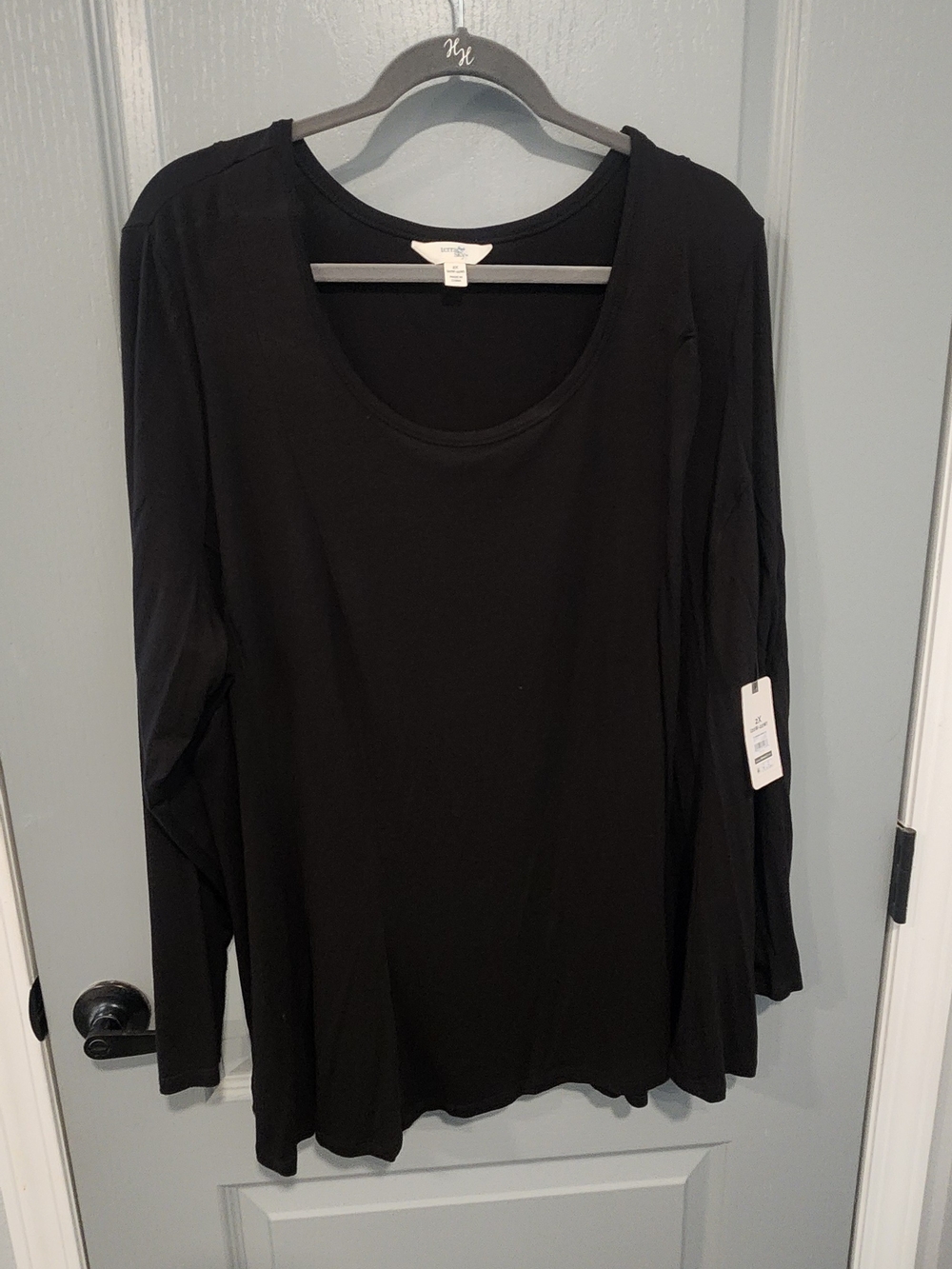 Terra & Sky, Women’s Black Scoop Neck Long Sleeve Top